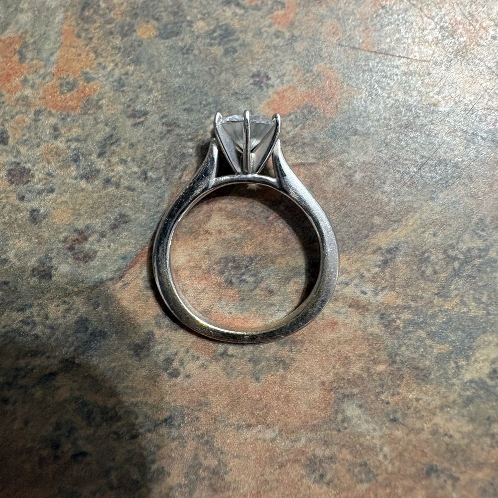 Charles & Colvard Moissanite Solitaire Ring in white gold 1ct (dew) - Picture 10 of 12
